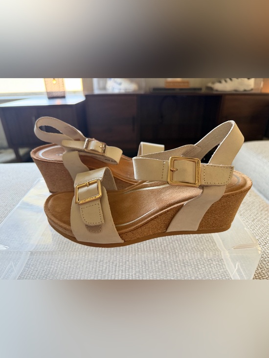 Aetrex Shoes - NWOT Aetrex Women’s Beige Wedge Sandals with Gold Buckles